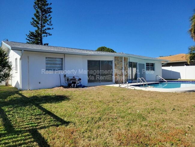 Building Photo - 1985 Cove Dr