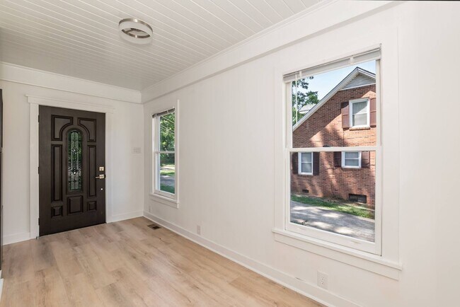 Building Photo - Sheek Updated Home With Pool!