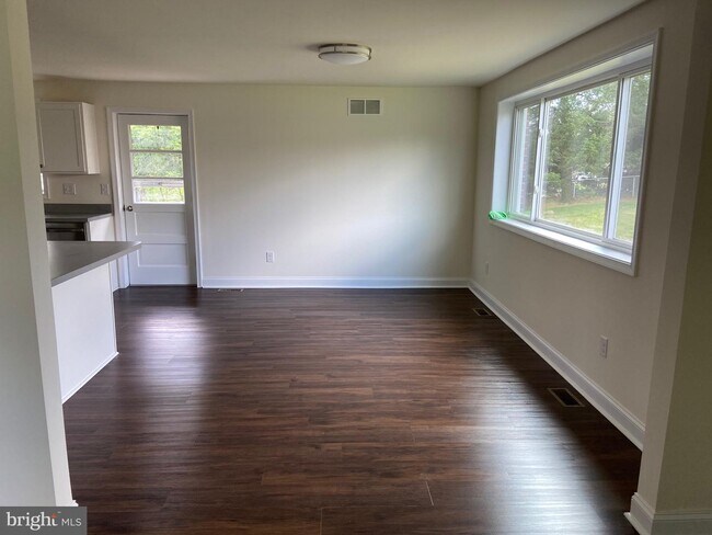 Building Photo - 121 Cypress Dr