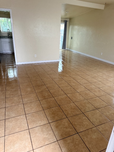 Building Photo - 755 E Holaway Dr