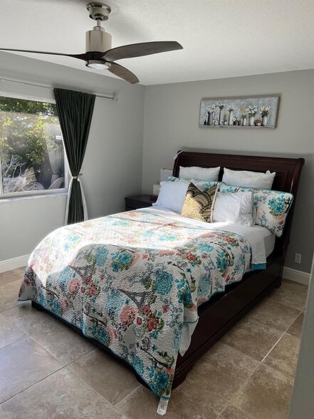 Building Photo - 1602 Lakeview Dr W