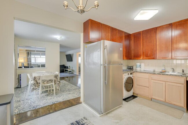 Building Photo - 8845 Lamon Ave