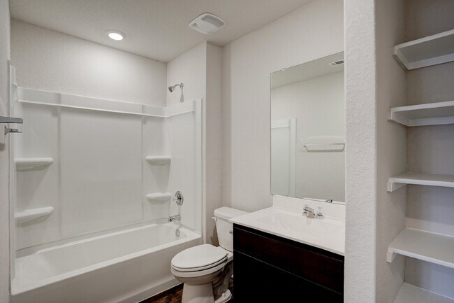 Building Photo - "Charming 3-Bedroom Oasis on Roanwood Drive with 2 Full Baths – Your Spacious Retreat Awaits in S...