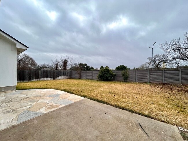 Building Photo - Move-In Ready 3/BR 2/BA Home Featuring Fireplace, Garage & Private Yard