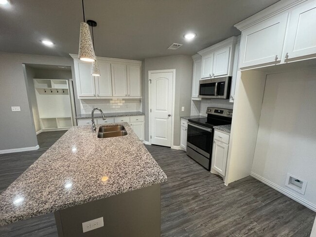 Building Photo - Spacious 3/2 with Large Lawn Area