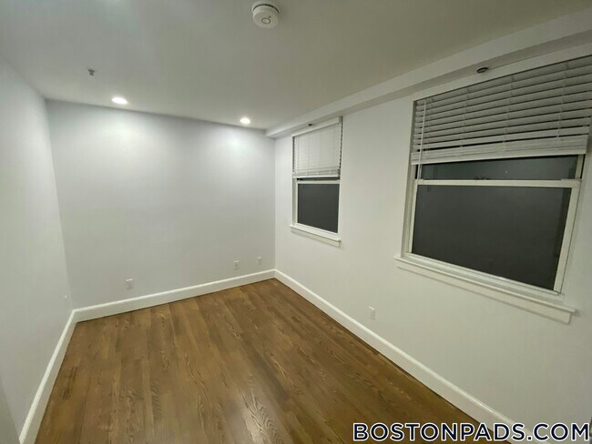 Building Photo - 140 Boylston St