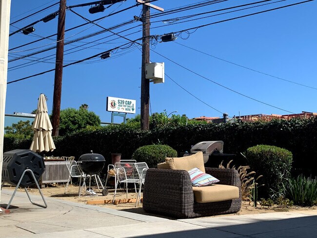 Building Photo - 1339-1345 S. Sycamore Avenue