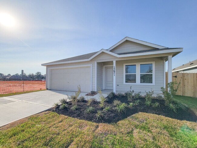 Building Photo - This single-level home showcases a spacious open floorplan shared between the kitchen, dining are...