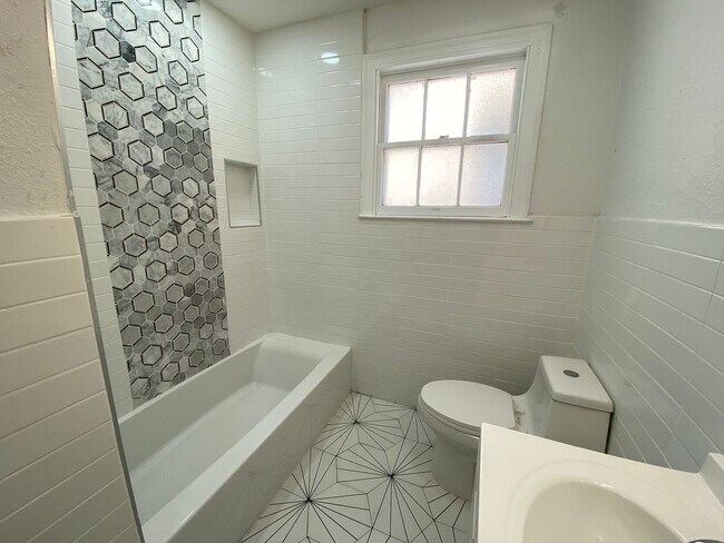 Building Photo - UT PRE LEASE: Charming 3 bed / 2 bath Hous...