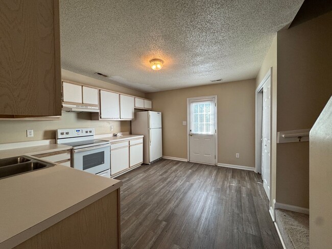 Building Photo - Minutes to Camp Lejeune! Pets with Owner Approval!