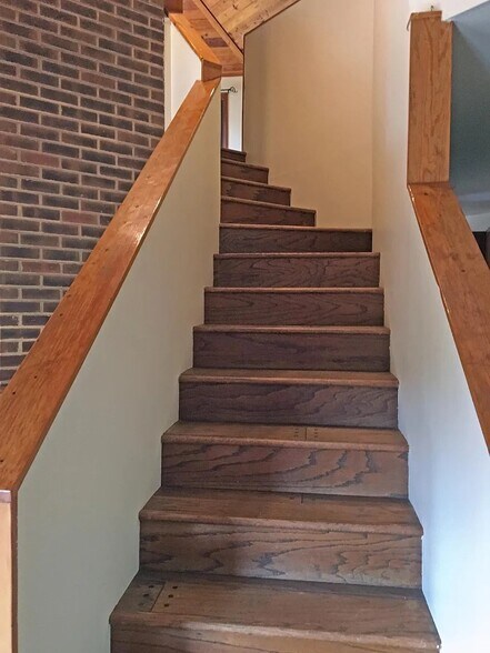 Stairwell - 983 Brattle Ln