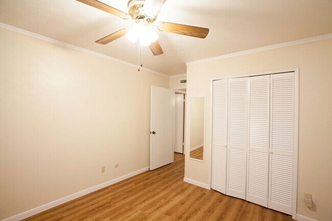 Building Photo - 921 Mossvine Dr