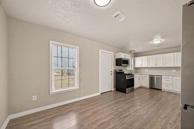 Building Photo - 1221 Parkway Dr