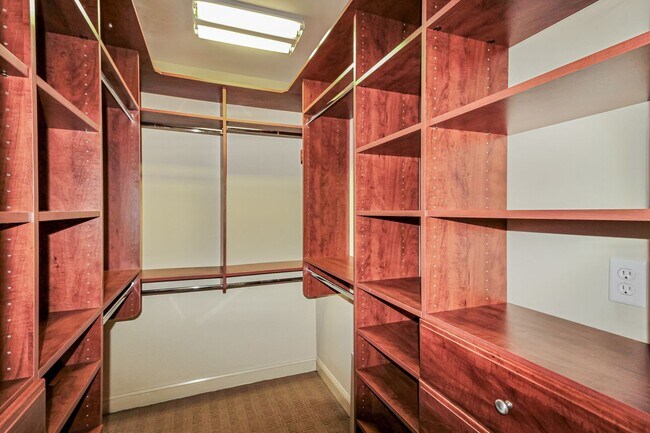 Building Photo - 622 S 2nd St