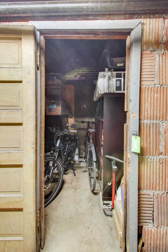 Building Photo - 636 W Waveland Ave