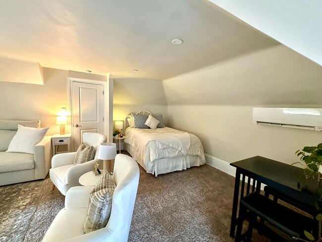 Building Photo - 1 Mile to Country Club! Sleeps 10!