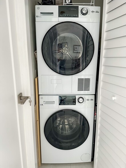 In Unit Laundry - 521 N Riverside Dr