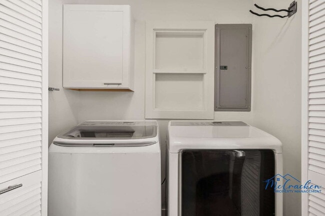 Building Photo - Modernized Spacious 3 Bedroom Home with Lu...