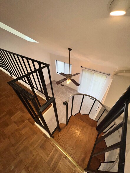 Tall ceiling with skylights in bedroom - 95 Timothy Cir