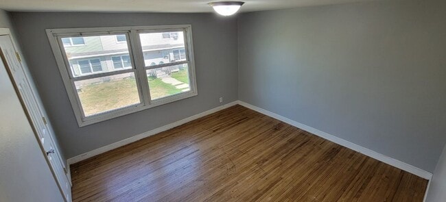 Building Photo - 2 Bed, 1 bath townhome for rent in Waterlo...