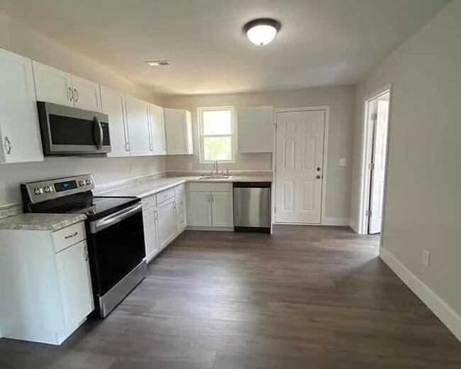 Building Photo - Renovated open floor plan!