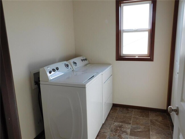 Building Photo - 7636 Oakridge Trail