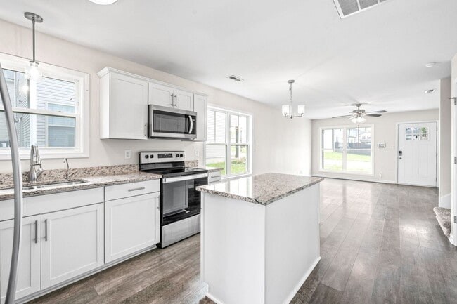 Building Photo - Dog Friendly Three Bedroom!