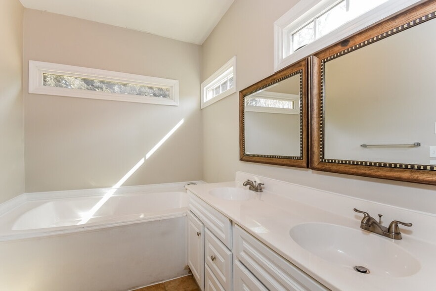 Building Photo - 4167 Arapaho Dr