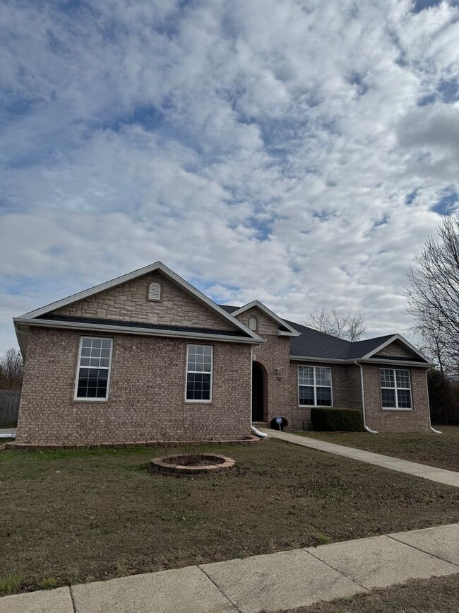 Building Photo - Move in ready, 3 Bedroom, 2 Bathroom Home ...