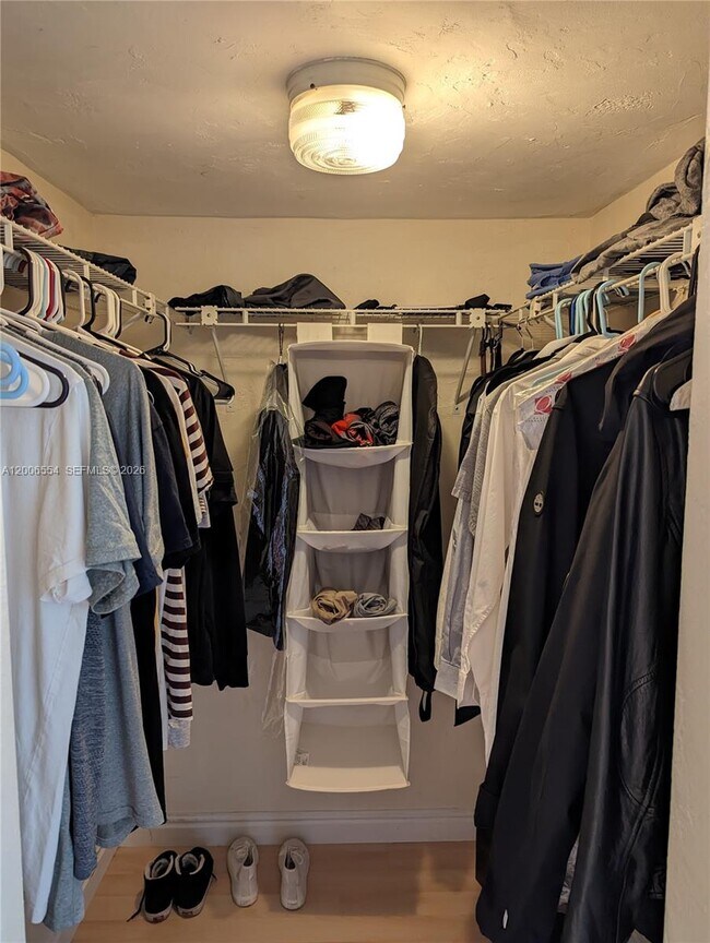 Building Photo - 1205 Mariposa Ave