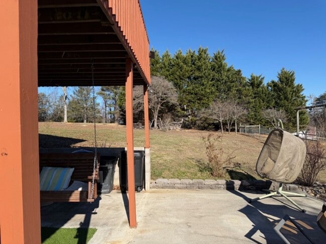 Building Photo - Dandridge 37725 - FULLY FURNISHED 3 bedroom, 2 bath Updated Basement Ranch on 1+ Acre. Pets Welco...