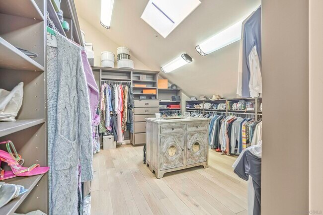 Building Photo - 5305 La Crescenta Rd