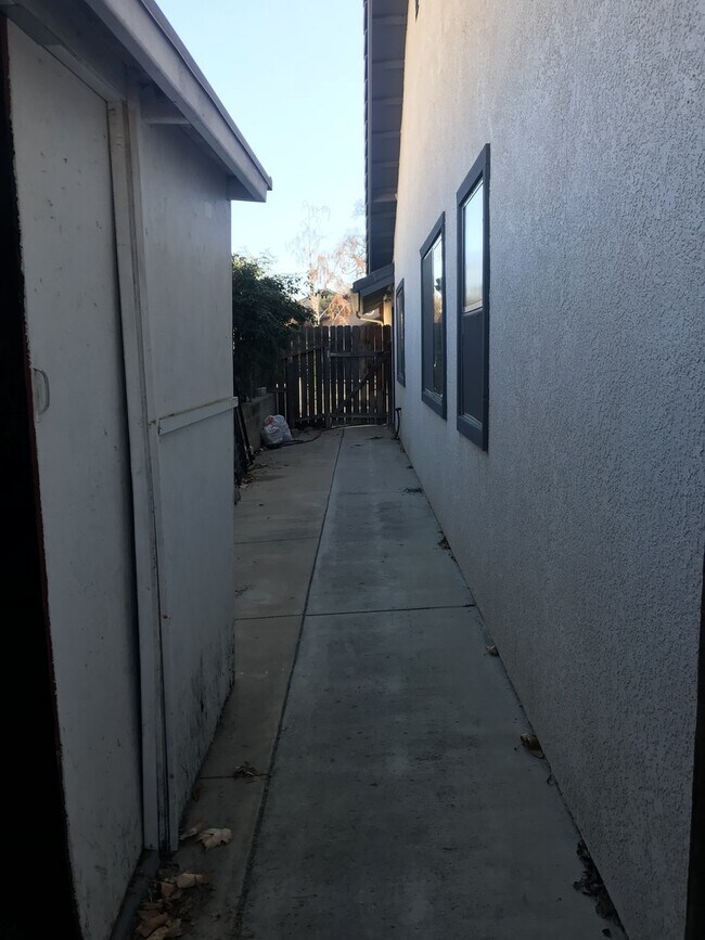 Building Photo - Beautiful 4 bedroom custom