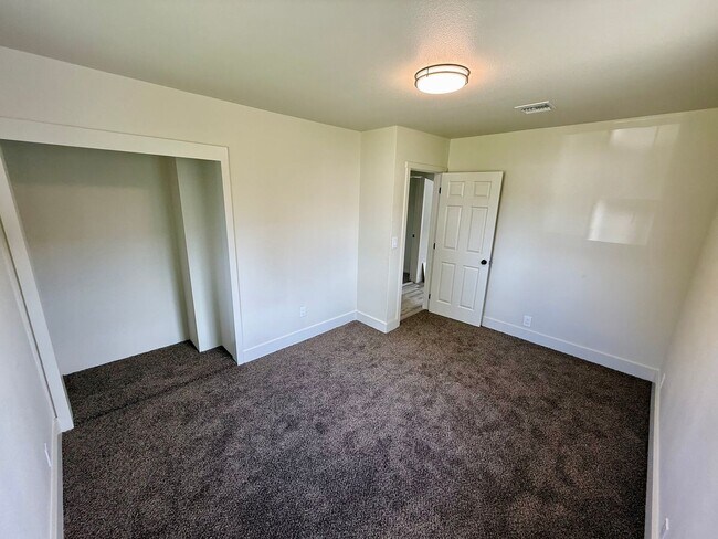Building Photo - FULLY REMODELED 3 bedroom 1 bath Rental