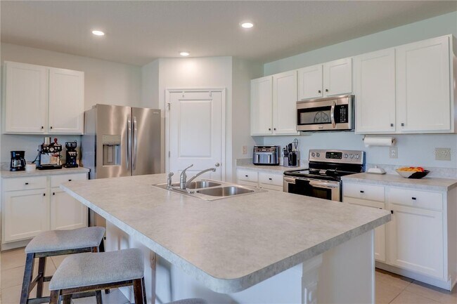 Building Photo - 4940 SW 97th Pl