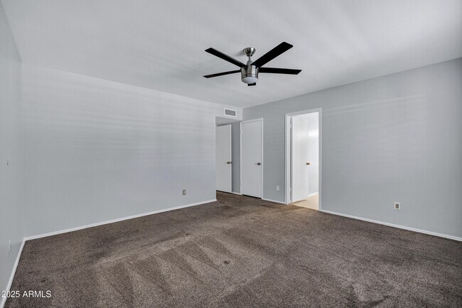 Building Photo - 8558 E Vía De Viva