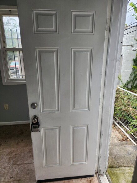 Building Photo - 2422 N Charles St