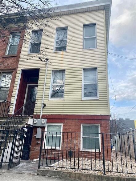 Building Photo - 96 Maple St