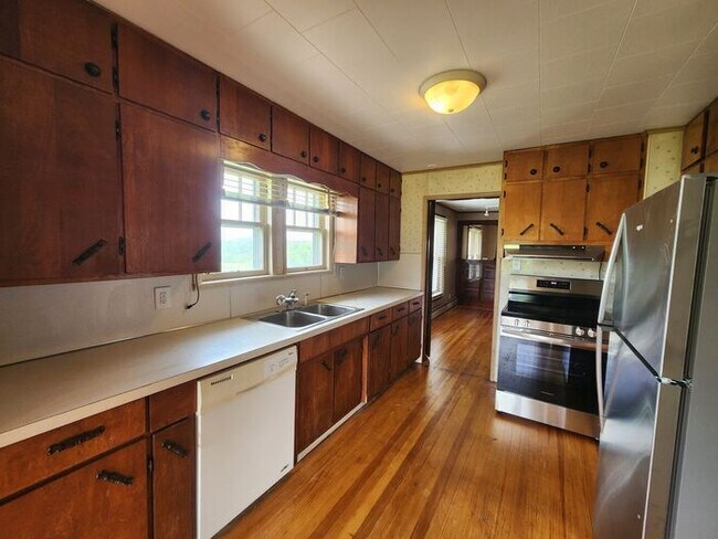 Building Photo - NOW $100 OFF! - Charming Single-Family Home