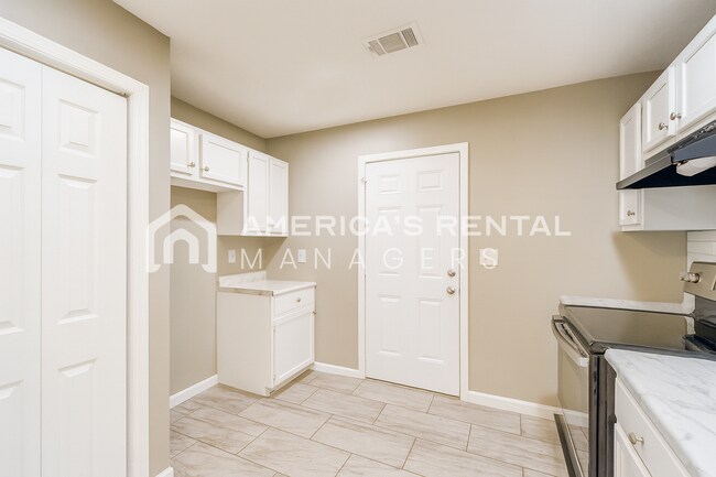 Building Photo - Modern 3-Bedroom Home with Open Layout and...