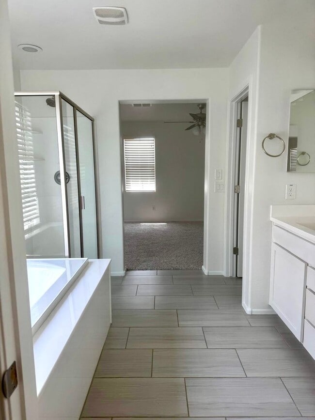 Building Photo - Exquisite 4 bd/2.5 bath home in Albany Village