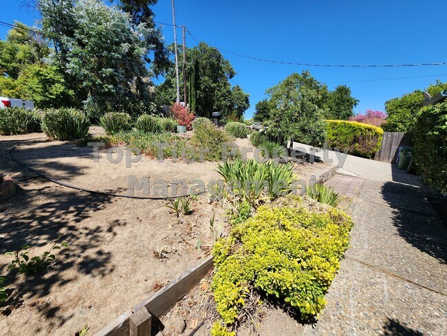 Building Photo - Beautiful 3-bedroom, 2-bathroom home locat...