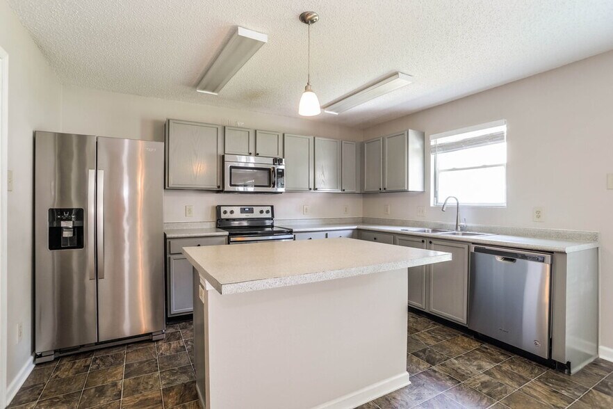 Building Photo - 7029 Maple Park Ln