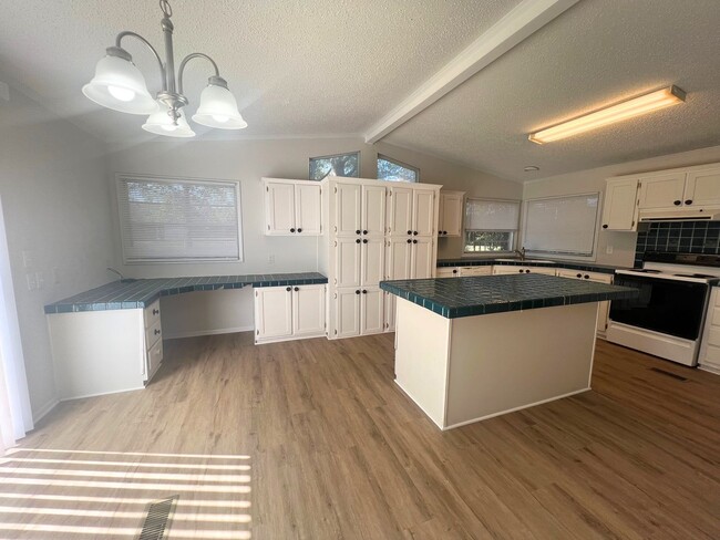 Building Photo - LEASING NOW FOR NOVEMBER 2025!