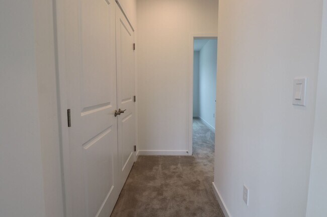 Building Photo - 1713 River Vis