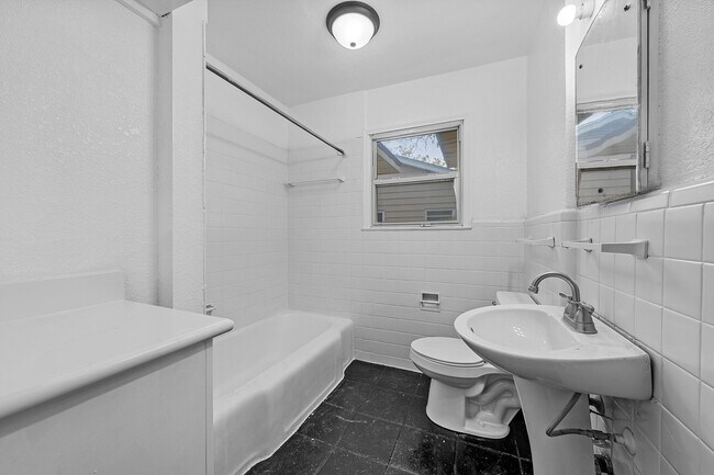 Building Photo - 3025 Mitchell Ave