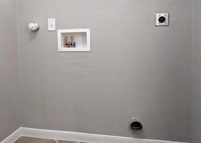 Building Photo - 7703 Redstone Manor