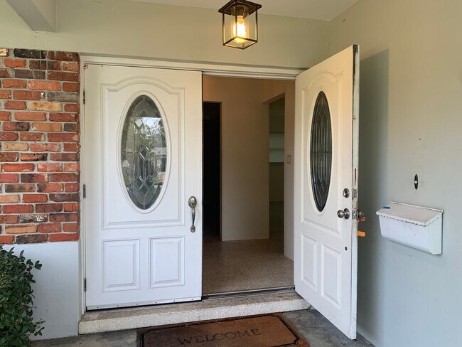 Building Photo - 3 Bedroom 2 Bath Spacious Home in Holiday Park