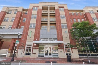 Building Photo - 309 Holland Ln
