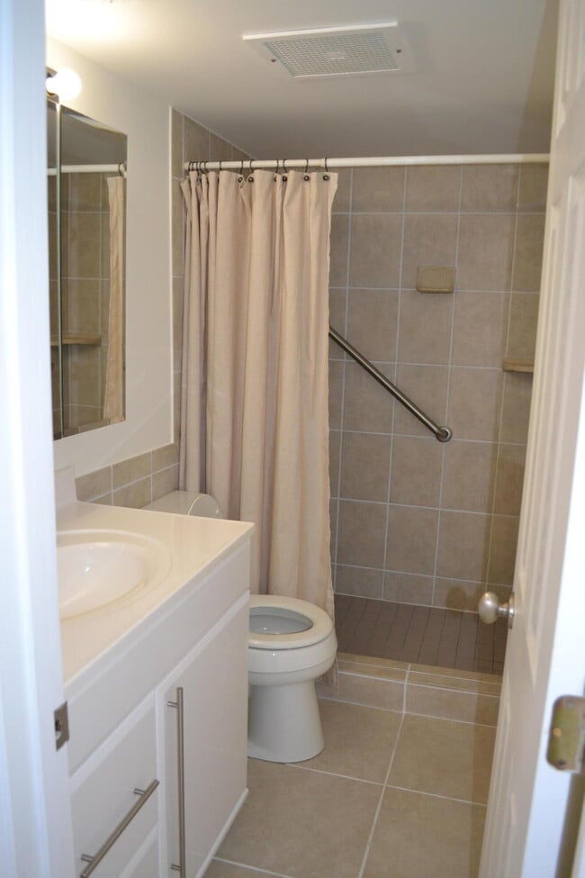 Building Photo - 124 Shore Ct